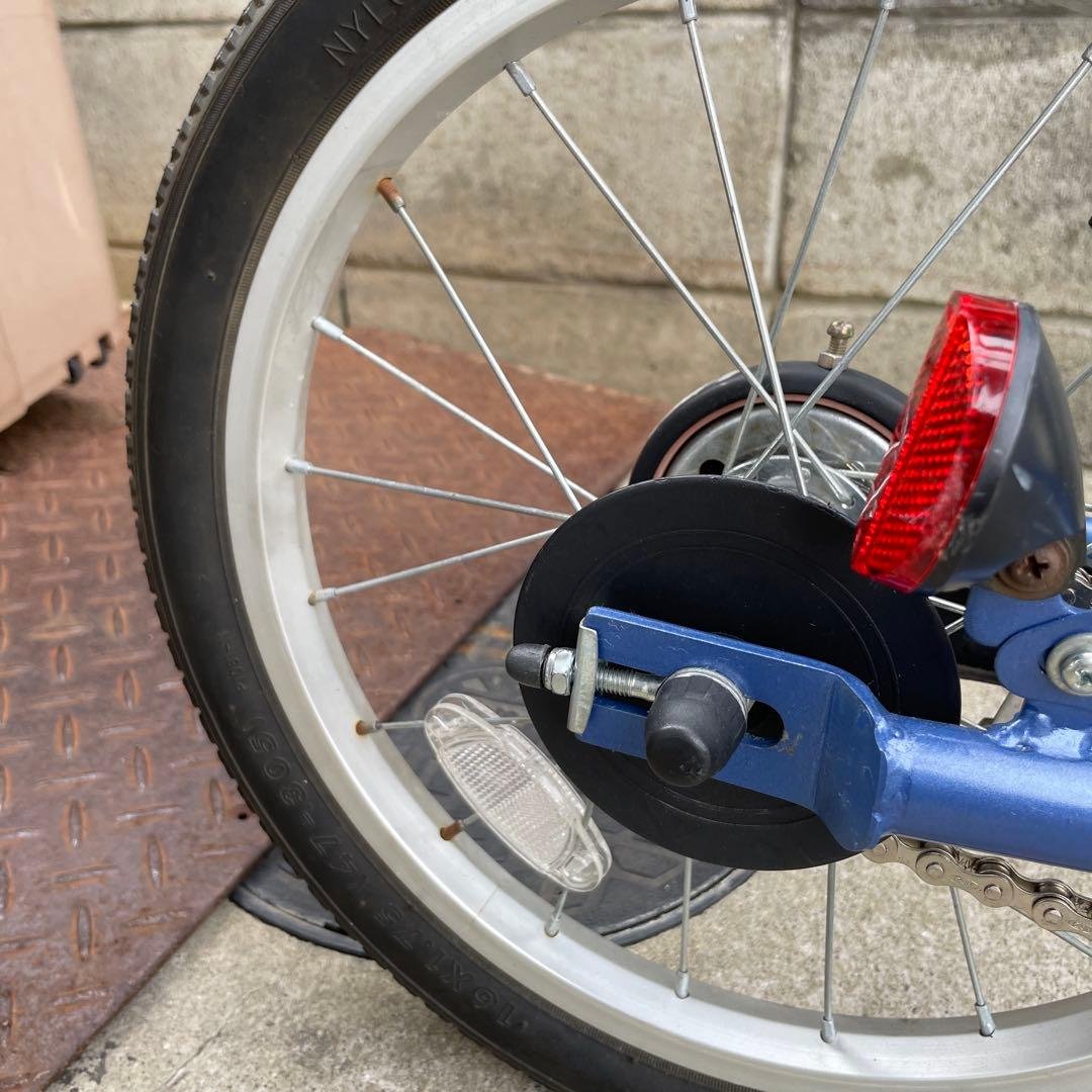 青い幼児用自転車