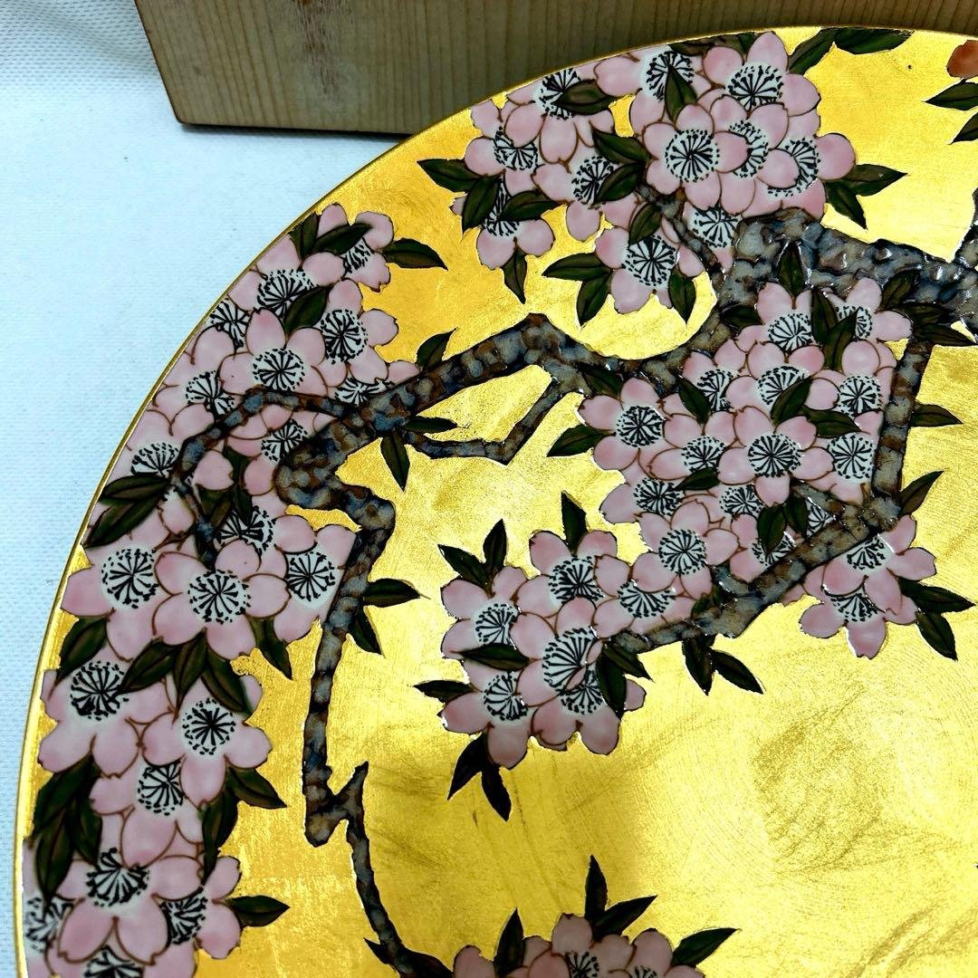 有田焼　琥山窯主　小野達郎作　金欄手飾り絵皿『桜』