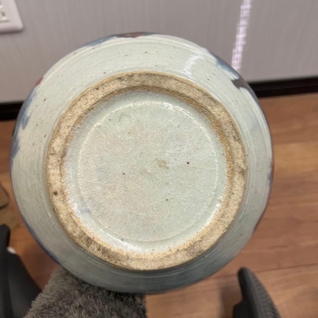 青白い花模様の陶器の壺